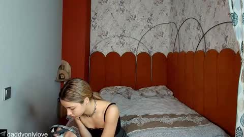 Snapshot of daddyonlyloveme chatting on 09-30-25, 08:25 Zoe online show from 09-30-25, 08:25