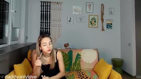 Snapshot of daddyonlyloveme chatting on 10-06-25, 08:17 Zoe online show from 10-06-25, 08:17