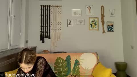 Snapshot of daddyonlyloveme chatting on 10-15-25, 06:08 Zoe online show from 10-15-25, 06:08