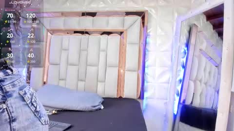 Dafnee online show from 12-19-25, 12:23