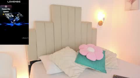 Snapshot of dafnevega chatting on 10-28-25, 01:03 Dafne online show from 10-28-25, 01:03