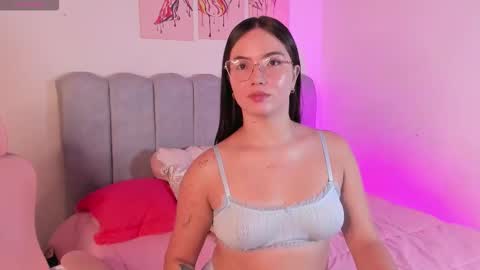 Snapshot of dafnevega chatting on 11-26-25, 01:45 Dafne online show from 11-26-25, 01:45