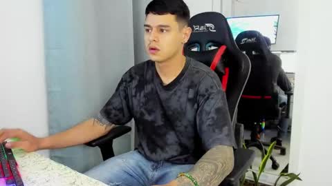 Snapshot of dage_19 chatting on 11-11-25, 01:49 my name is Jhon and I live in colombia online show from 11-11-25, 01:49