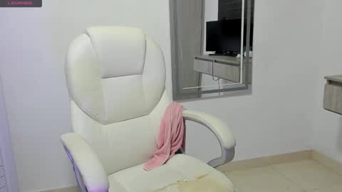 Snapshot of dahian_carter chatting on 10-21-25, 01:01 Dahian  online show from 10-21-25, 01:01