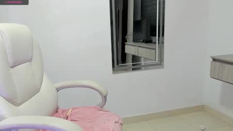 Snapshot of dahian_carter chatting on 10-25-25, 01:18 Dahian  online show from 10-25-25, 01:18