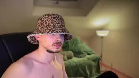 Snapshot of daimon_hall chatting on 03-12-25, 12:42 Daimon online show from 03-12-25, 12:42