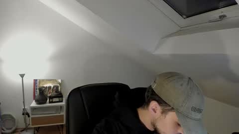 Snapshot of daimon_hall chatting on 10-28-25, 01:20 Daimon online show from 10-28-25, 01:20