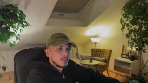 Snapshot of daimon_hall chatting on 11-14-25, 12:20 Daimon online show from 11-14-25, 12:20