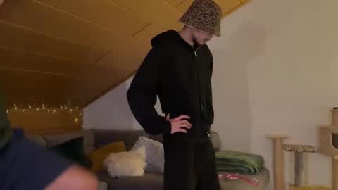 Snapshot of daimon_hall chatting on 11-20-25, 10:20 Daimon online show from 11-20-25, 10:20