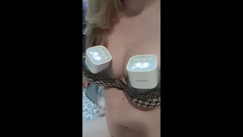 Snapshot of dairystation chatting on 12-03-25, 04:49 Mx Mommy Moo online show from 12-03-25, 04:49