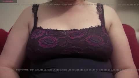 Snapshot of dairystation chatting on 01-12-26, 05:07 Mx Mommy Moo online show from 01-12-26, 05:07