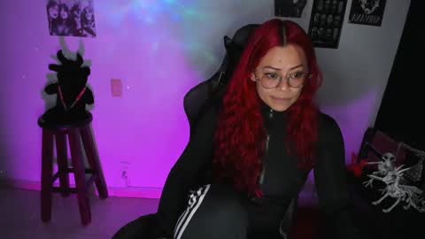 Snapshot of dakota_crab chatting on 09-19-25, 12:12 Dakota Crab online show from 09-19-25, 12:12