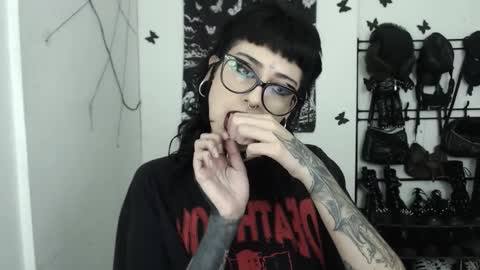 Snapshot of dakota_krall_ chatting on 12-21-25, 03:57 dakota online show from 12-21-25, 03:57