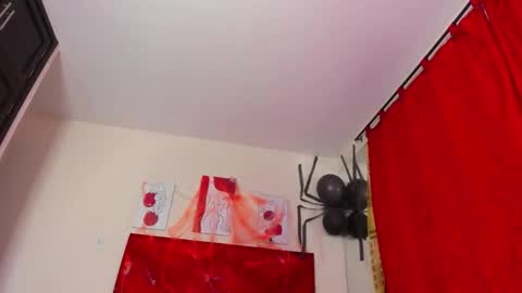 Snapshot of dakotaholand chatting on 10-15-25, 12:44 dakotaholand online show from 10-15-25, 12:44