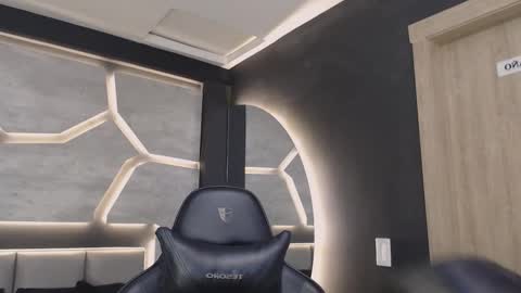 Snapshot of dakotarussell_ chatting on 12-02-25, 11:04 Dakota online show from 12-02-25, 11:04