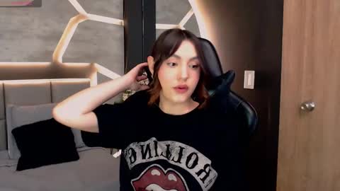 Snapshot of dakotarussell_ chatting on 12-21-25, 01:18 Dakota online show from 12-21-25, 01:18