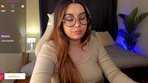 dakottaa__ online show from 10-21-25, 11:38