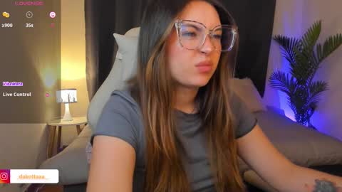 dakottaa__ online show from 02-10-26, 12:15