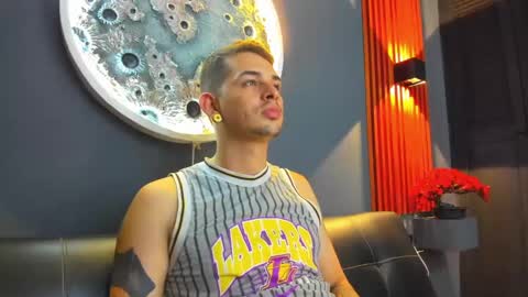 Snapshot of damian__oliver chatting on 12-17-24, 10:12 Damian Oliver online show from 12-17-24, 10:12