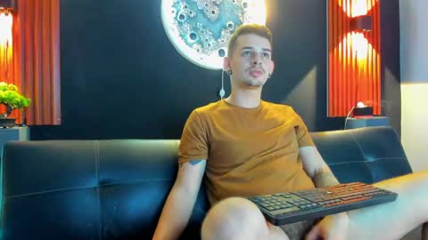 Snapshot of damian__oliver chatting on 01-17-25, 04:49 Damian Oliver online show from 01-17-25, 04:49