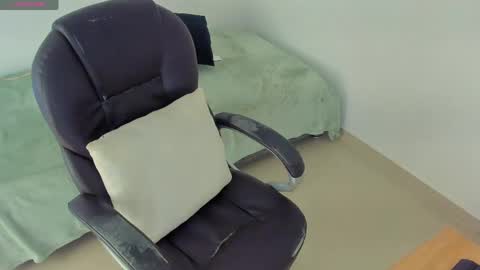 Kary-- independent model Schedule 0530am-1000am colombian time online show from 04-20-26, 02:58