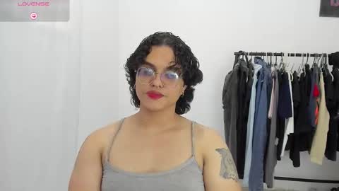 Snapshot of dan_blous chatting on 03-12-26, 08:04 Diane Blosson online show from 03-12-26, 08:04