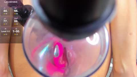 Snapshot of dania_wi chatting on 12-19-25, 03:57 DANIA online show from 12-19-25, 03:57