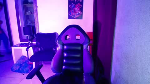 Snapshot of daniel_velez26 chatting on 11-23-25, 04:01 daniel_velez26 online show from 11-23-25, 04:01