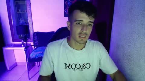 Snapshot of daniel_velez26 chatting on 11-25-25, 12:32 daniel_velez26 online show from 11-25-25, 12:32