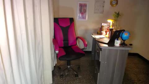 Snapshot of danielle_rose_ chatting on 03-09-26, 06:34 Angie online show from 03-09-26, 06:34