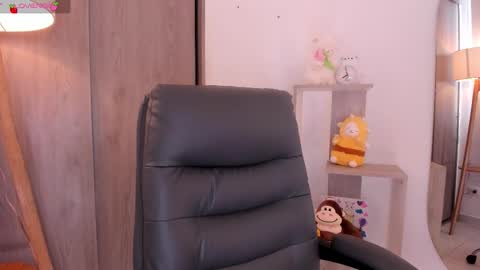 Snapshot of daniellerose_ chatting on 10-31-25, 09:05 Danielle Rose online show from 10-31-25, 09:05