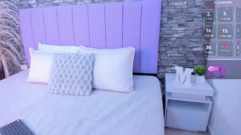 Snapshot of danna999 chatting on 12-18-25, 12:27 danna999 online show from 12-18-25, 12:27