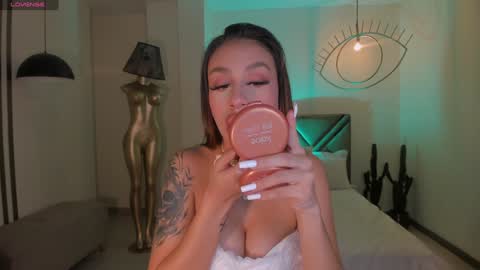 Snapshot of dannacruz_ chatting on 12-17-24, 06:53 Danna Cruz  online show from 12-17-24, 06:53