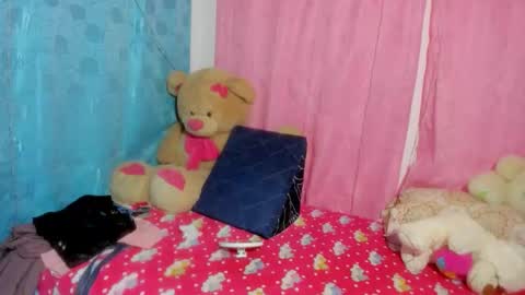 Danna Sofia jeins online show from 12-17-25, 01:17