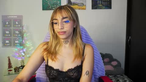 Snapshot of dannielle_ chatting on 12-14-24, 10:39 online show from 12-14-24, 10:39