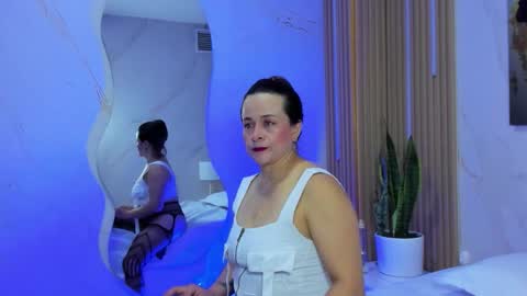 Snapshot of daphne81_ chatting on 09-23-25, 02:25 Daphne online show from 09-23-25, 02:25