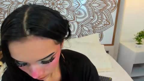 Snapshot of daphne_nicolle chatting on 10-16-25, 02:07 Daphne online show from 10-16-25, 02:07