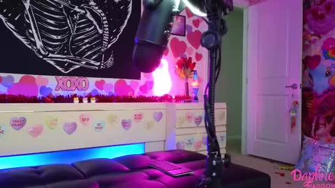Snapshot of daphnemadison chatting on 02-19-25, 09:25 Daphne Madison online show from 02-19-25, 09:25