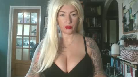 Snapshot of darcyduke chatting on 01-10-26, 09:33 Darcy online show from 01-10-26, 09:33