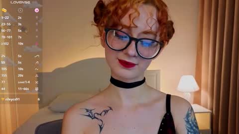 Snapshot of dark_lola_ chatting on 11-16-25, 02:17 Lola online show from 11-16-25, 02:17