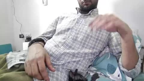 Snapshot of darkbud03 chatting on 05-10-26, 10:31 just a guy online show from 05-10-26, 10:31
