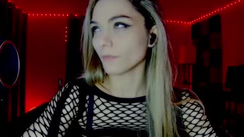 Snapshot of darkskullmistress chatting on 11-19-25, 04:34 roseredgoddess online show from 11-19-25, 04:34