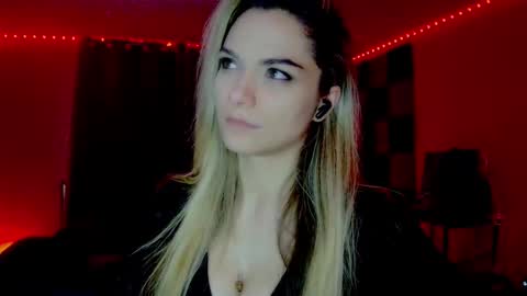 Snapshot of darkskullmistress chatting on 11-27-25, 03:41 roseredgoddess online show from 11-27-25, 03:41