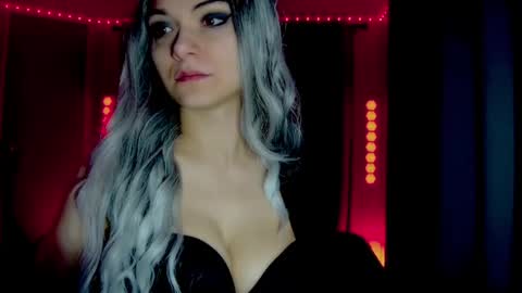 Snapshot of darkskullmistress chatting on 04-29-26, 01:43 roseredgoddess online show from 04-29-26, 01:43