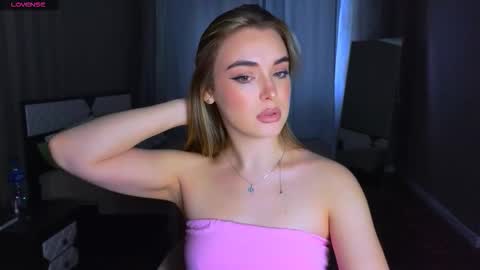 Snapshot of darlina_ryan chatting on 12-20-25, 01:07 Darlina online show from 12-20-25, 01:07