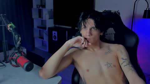 Snapshot of davisross chatting on 12-04-25, 09:12 davis online show from 12-04-25, 09:12