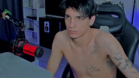 Snapshot of davisross chatting on 12-15-25, 08:57 davis online show from 12-15-25, 08:57