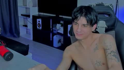 Snapshot of davisross chatting on 12-17-25, 02:01 davis online show from 12-17-25, 02:01