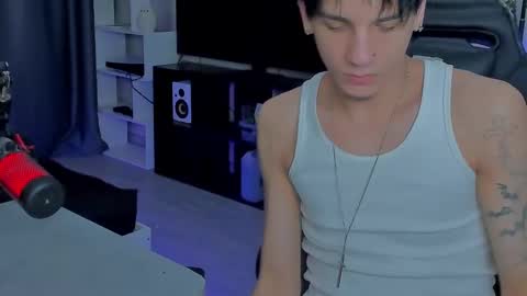 Snapshot of davisross chatting on 12-23-25, 06:55 davis online show from 12-23-25, 06:55