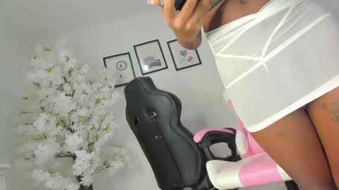 Snapshot of dayanis_latin chatting on 06-19-26, 04:06 dayanis_latin online show from 06-19-26, 04:06